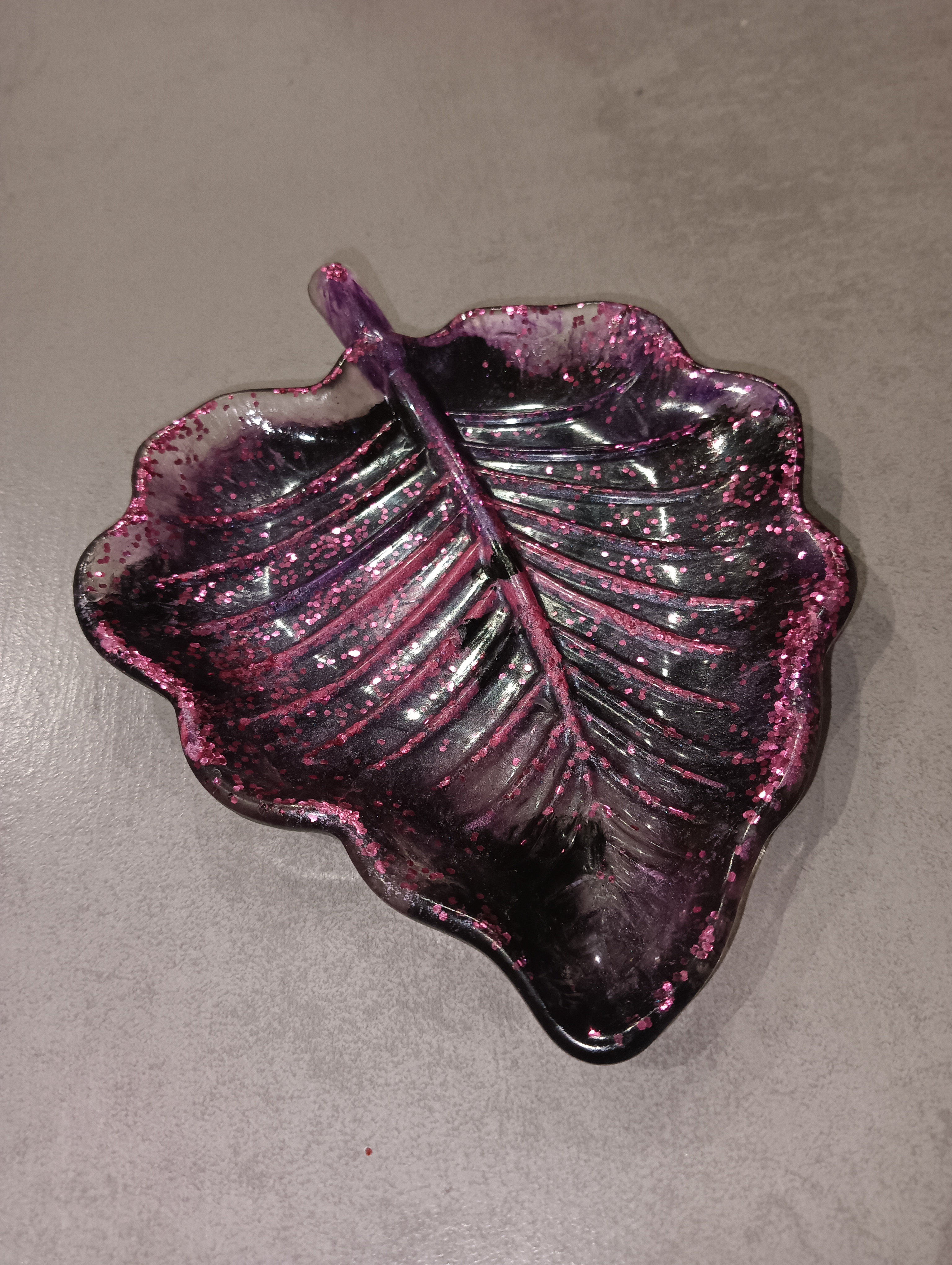 Platera con forma de hoja - Creación única en resina epoxi personalizada